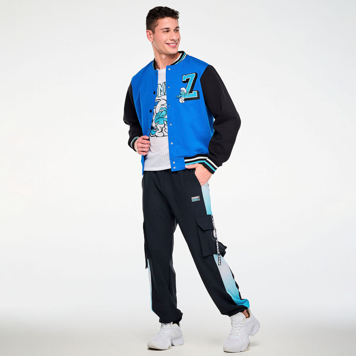 Czarne spodnie cargo unisex z siateczkowymi lampasami – sylwetka modela | Zumba Wear