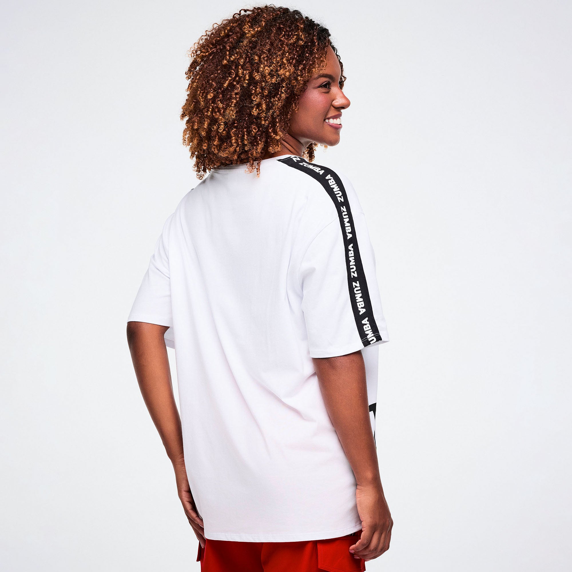Biały t-shirt oversize z asymetrycznym wzorem