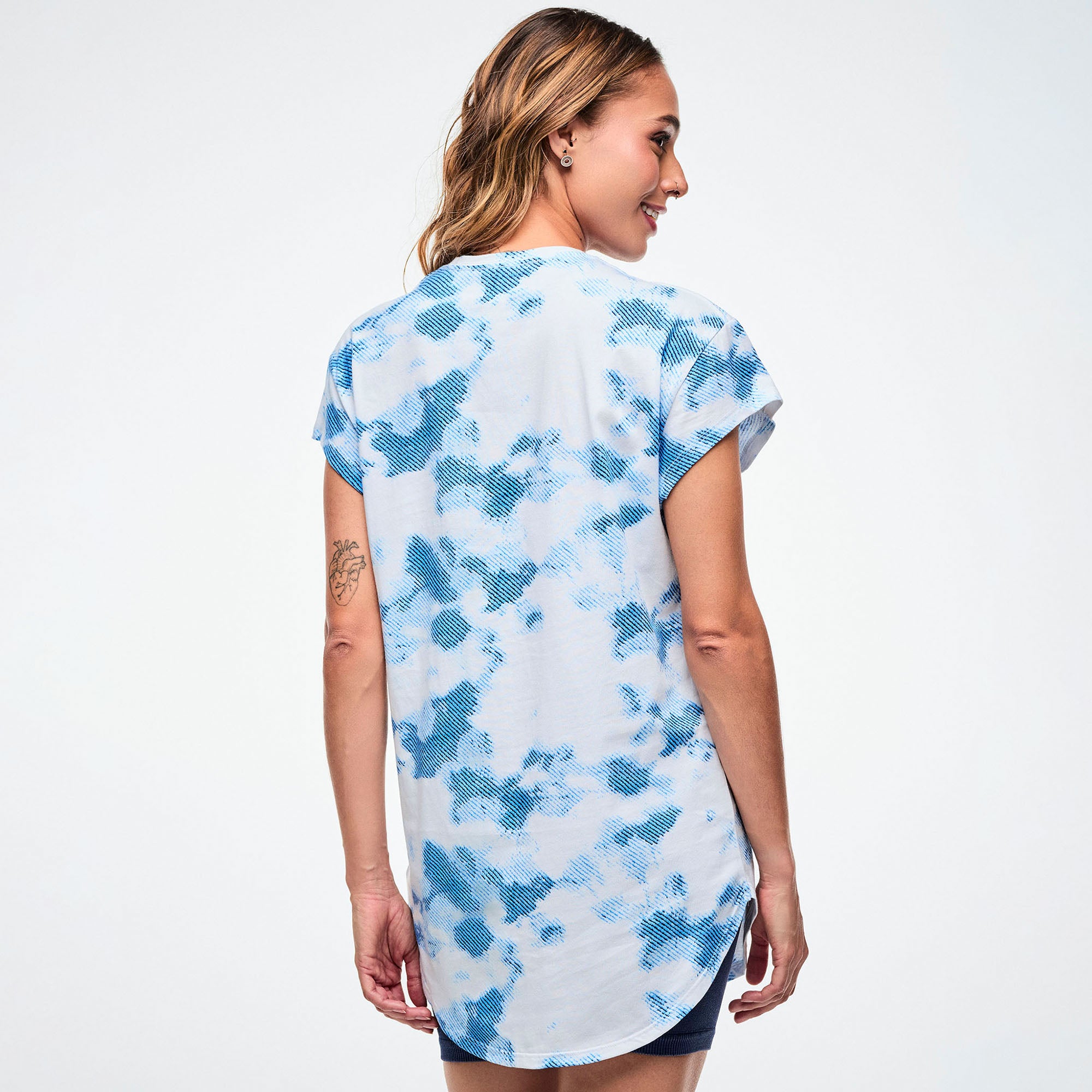 Niebieska koszulka z efektem tie-dye
