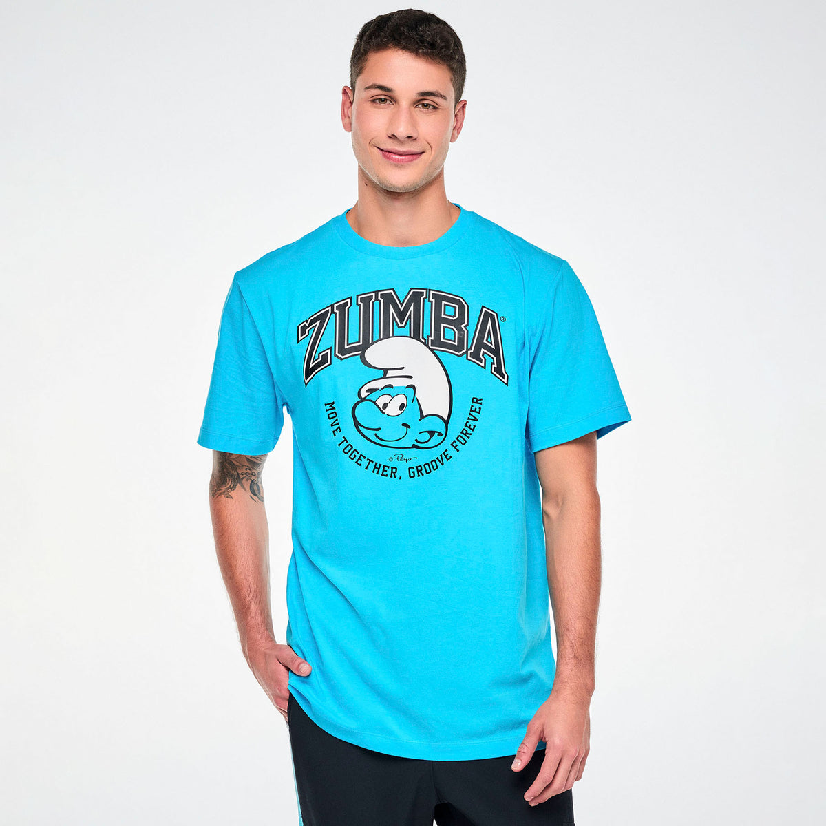Zestaw 12 koszulek unisex Zumba x Smerfy – niebieska koszulka – widok z przodu | Zumba Wear