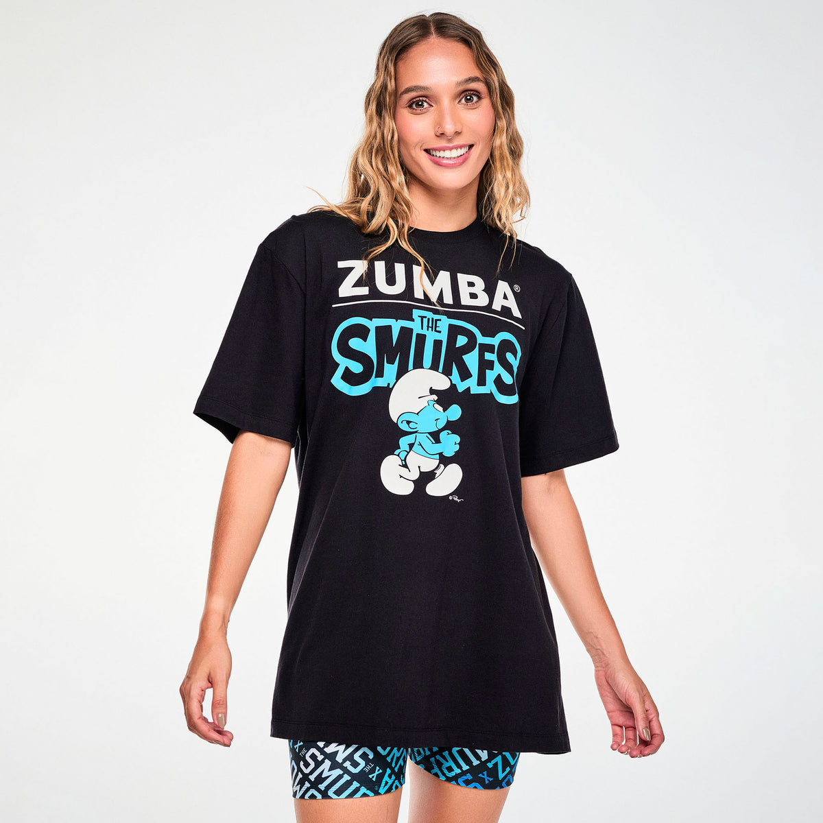 Zestaw 12 koszulek unisex Zumba x Smerfy – czarna koszulka – widok z przodu | Zumba Wear