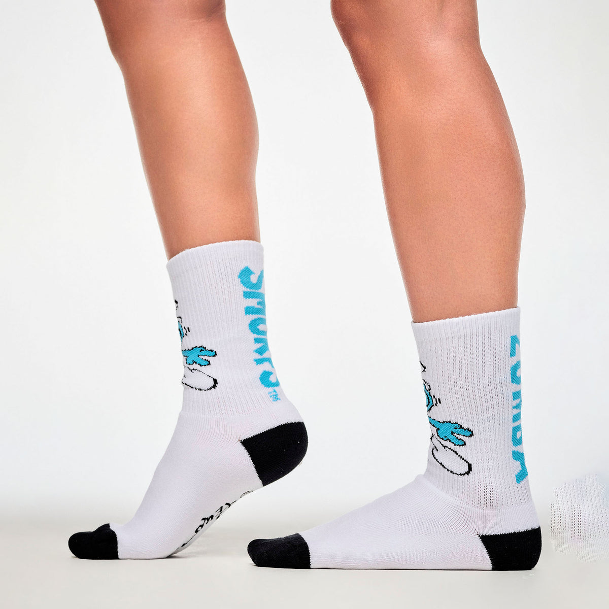 Białe wysokie skarpetki ze Smerfem – widok z boku | Zumba Wear