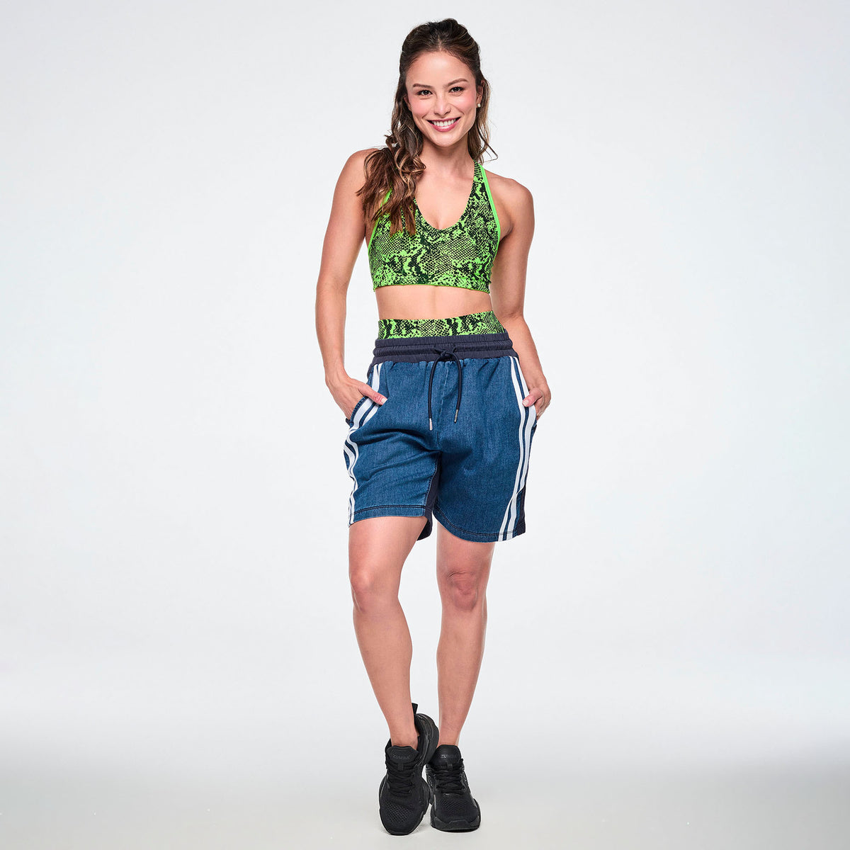 Granatowo-jeansowe szorty unisex z lampasami – sylwetka modelki | Zumba Wear