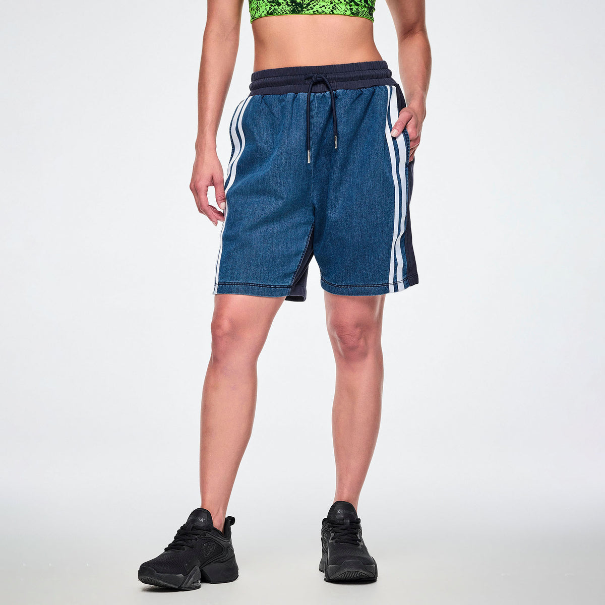 Granatowo-jeansowe szorty unisex z lampasami – widok z przodu | Zumba Wear