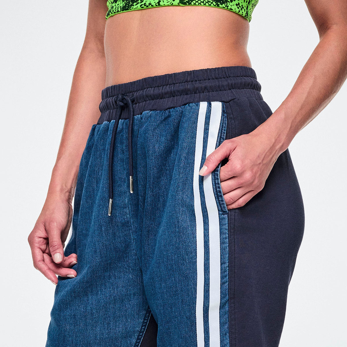 Granatowo-jeansowe szorty unisex z lampasami – detal pasa i lampasów | Zumba Wear