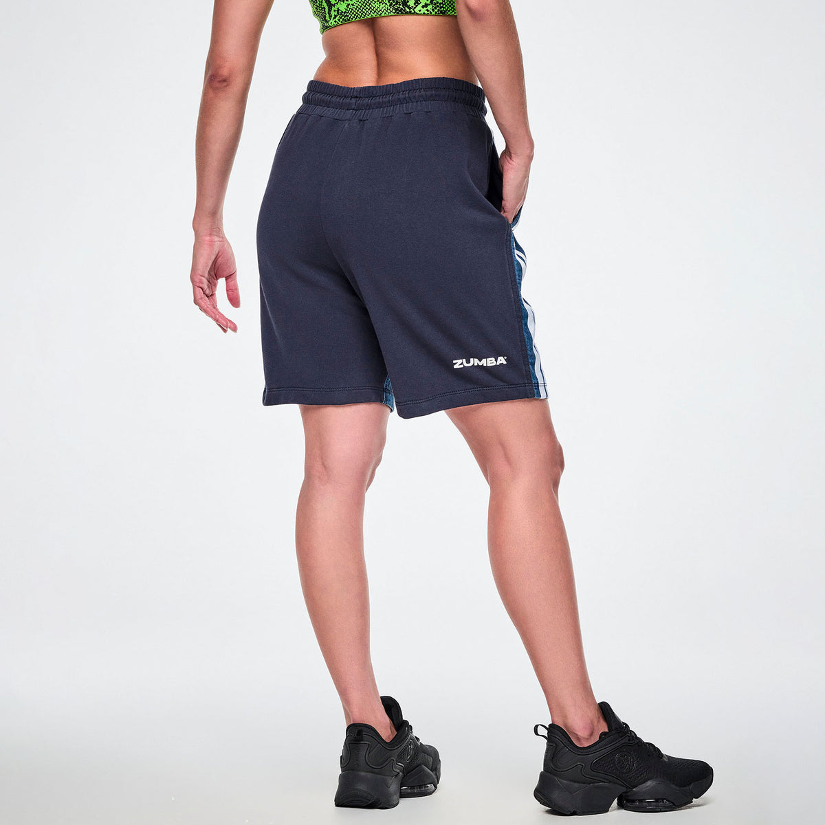 Granatowo-jeansowe szorty unisex z lampasami – widok z tyłu | Zumba Wear