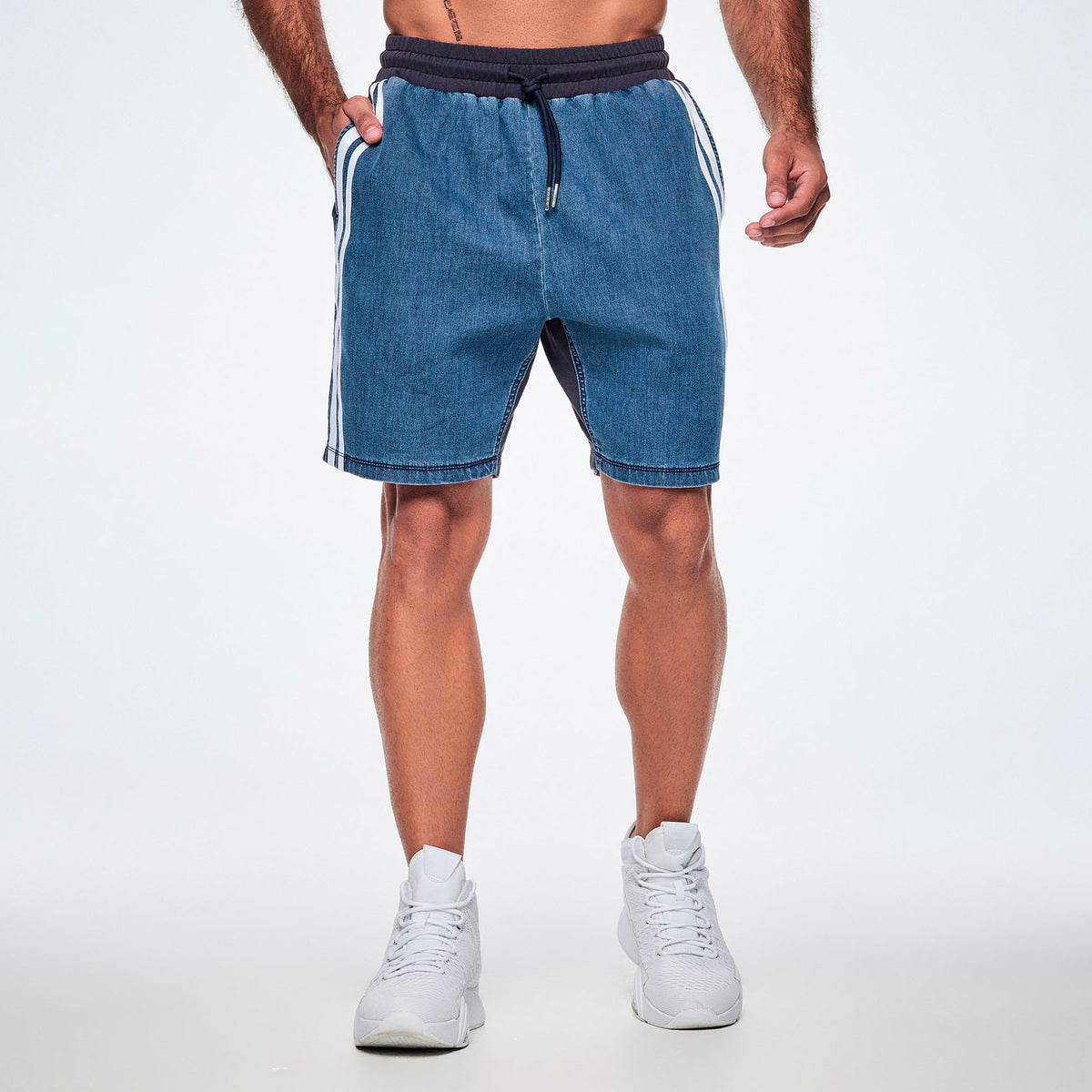Granatowo-jeansowe szorty unisex z lampasami – widok z przodu na modelu | Zumba Wear