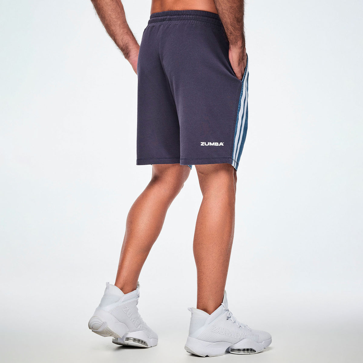 Granatowo-jeansowe szorty unisex z lampasami – widok z tyłu na modelu | Zumba Wear