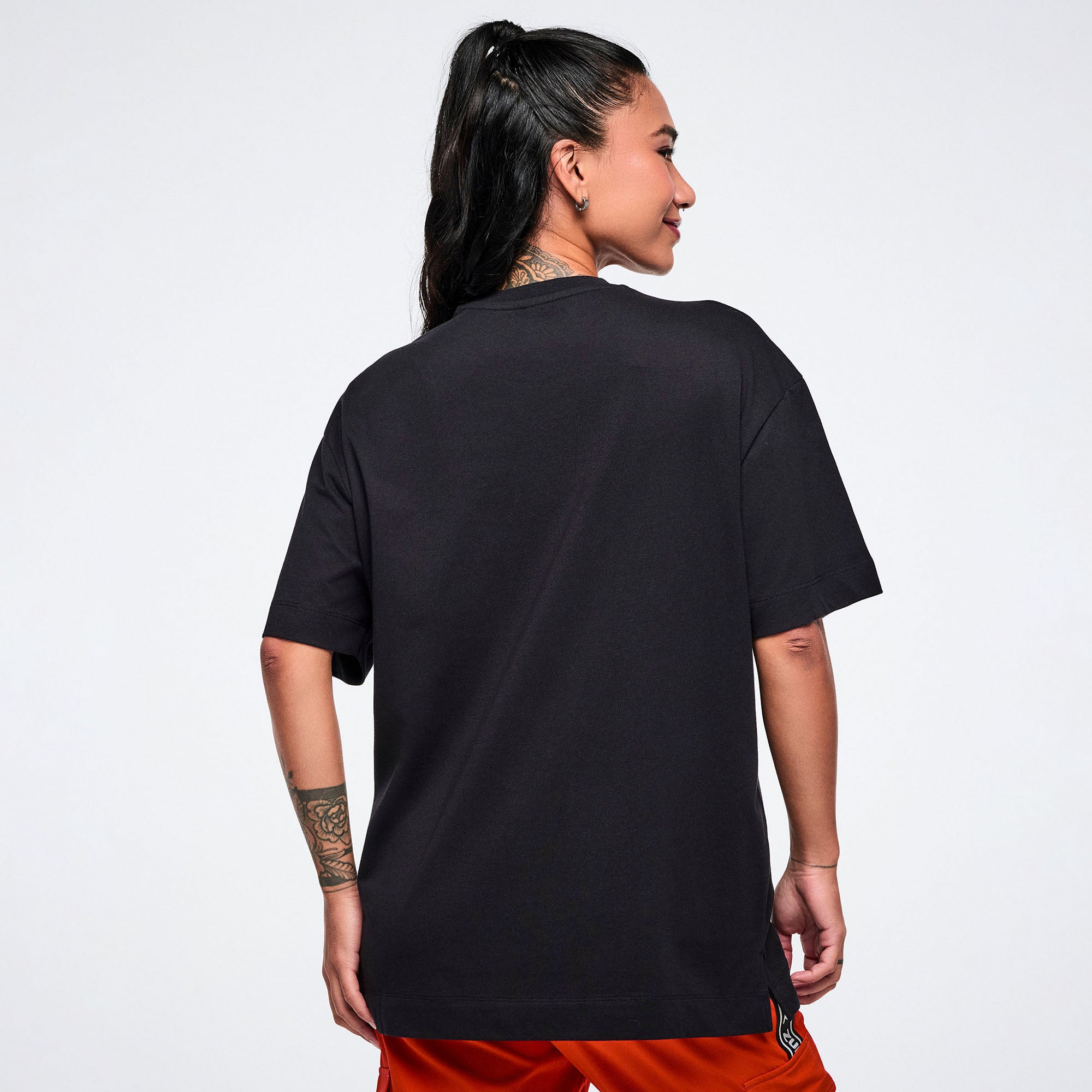 Czarny sportowy t-shirt ze złotym logo unisex