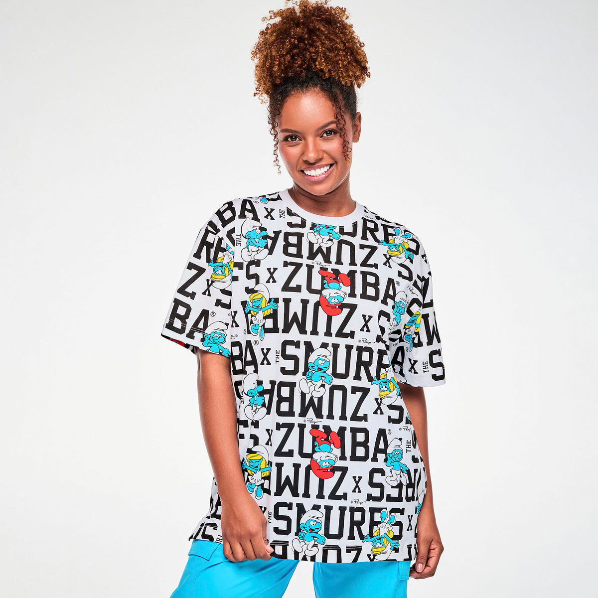 Biała koszulka oversize unisex w napisy i Smerfy – widok z przodu na modelce | Zumba Wear