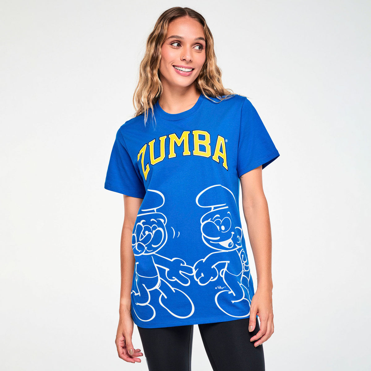 Niebieska koszulka unisex ze Smerfami – widok z przodu na modelce | Zumba Wear