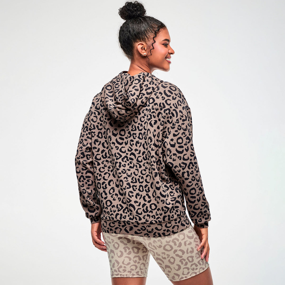 Brązowa bluza unisex z kapturem w panterkę — Zumba Wear FW26 Modal