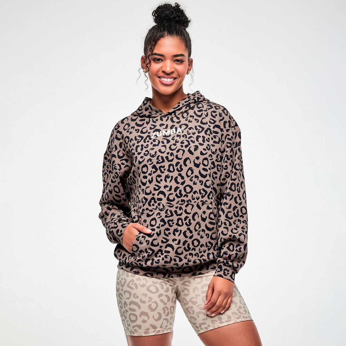 Brązowa bluza unisex z kapturem w panterkę — Zumba Wear FW26 Modal