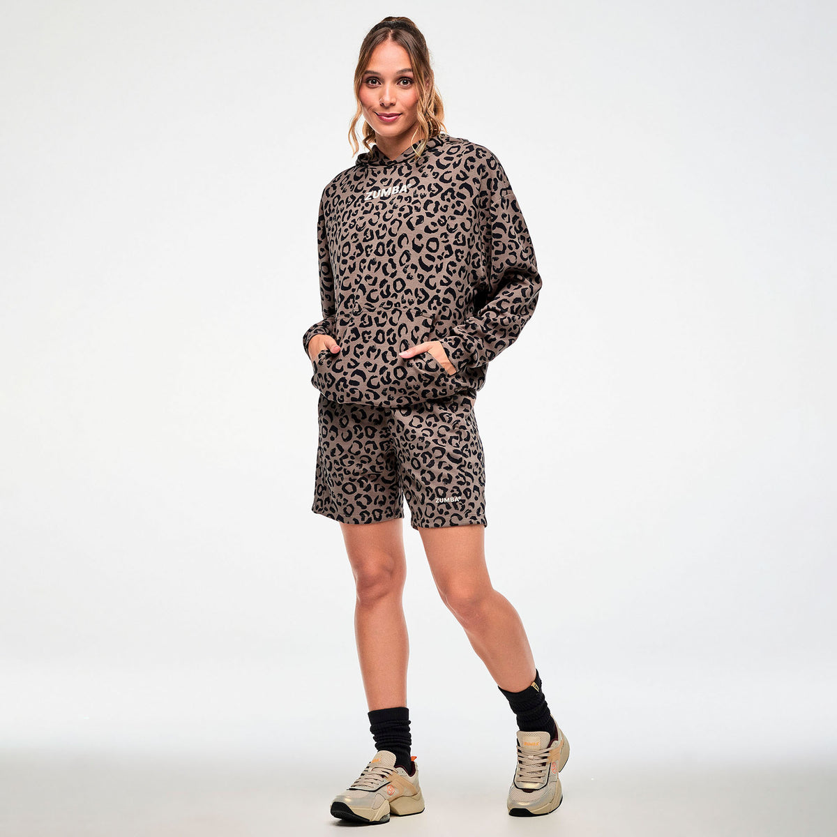 Brązowa bluza unisex z kapturem w panterkę — Zumba Wear FW26 Modal