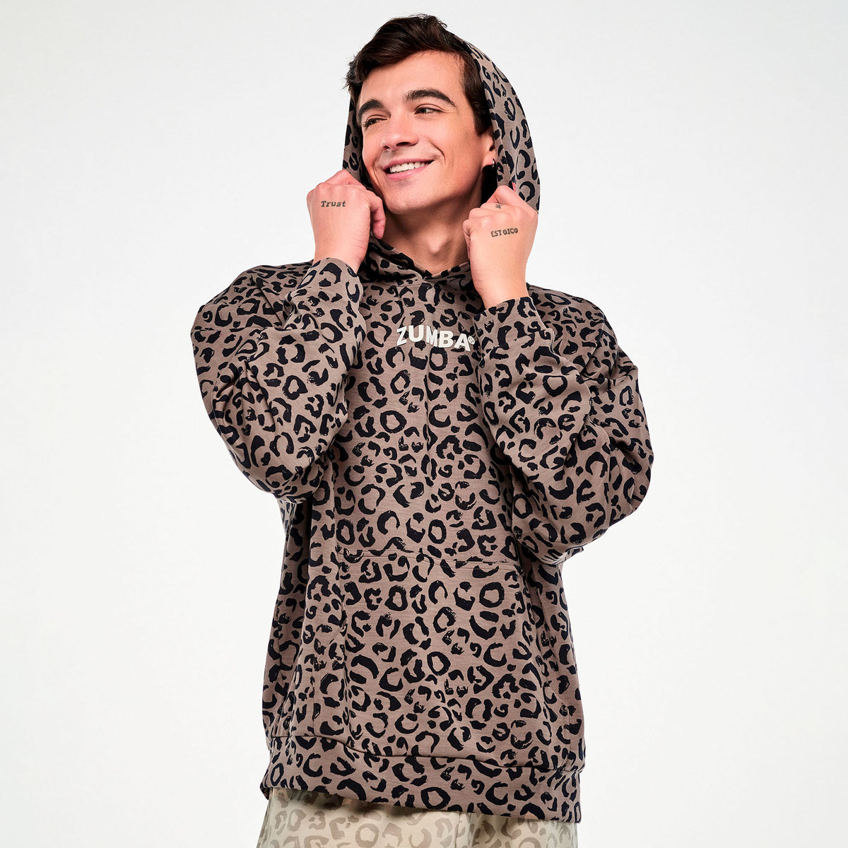 Brązowa bluza unisex z kapturem w panterkę — Zumba Wear FW26 Modal