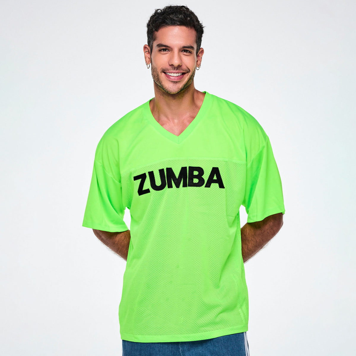 Zielona koszulka sportowa unisex z siateczki – widok z przodu na modelu | Zumba Wear