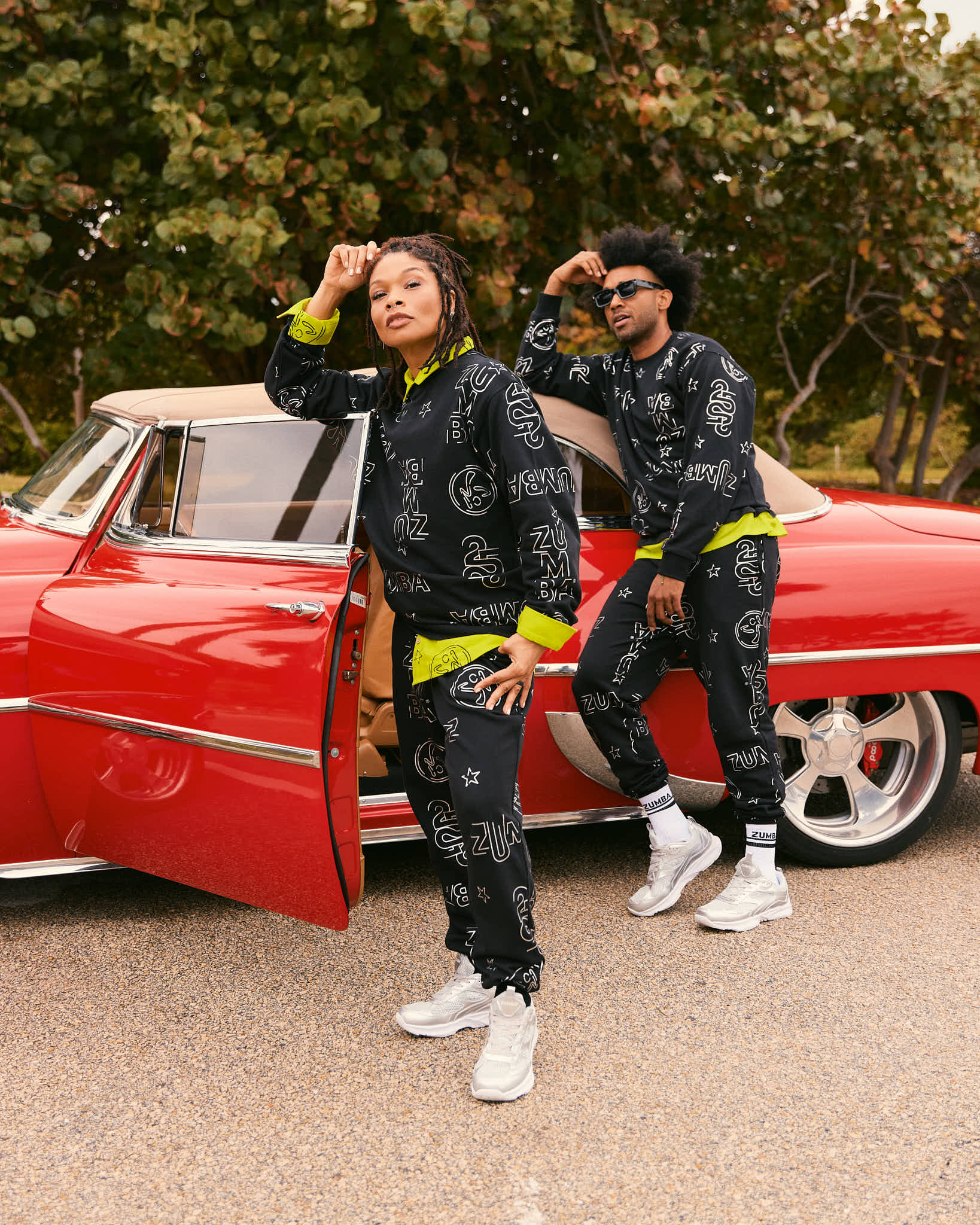 Czarne joggery z nadrukiem