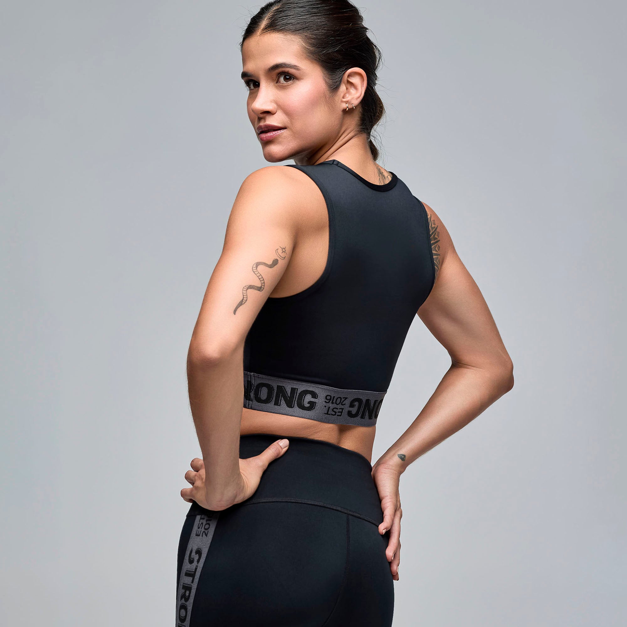 Crop top z elastycznym pasem STRONG iD
