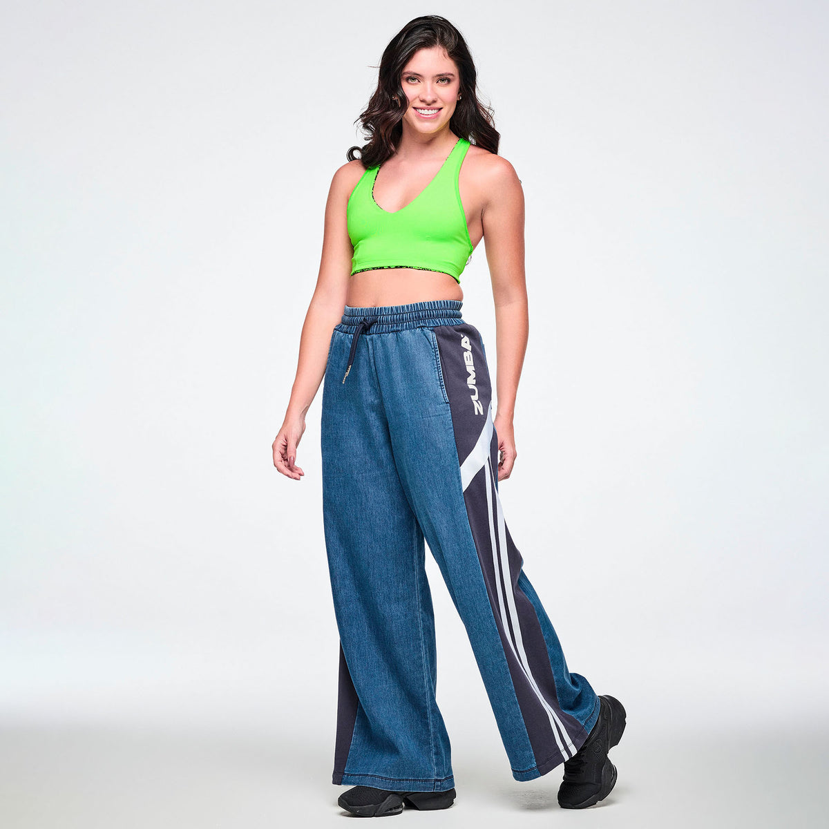 Jeansowe spodnie z szerokimi nogawkami i lampasami – sylwetka modelki | Zumba Wear