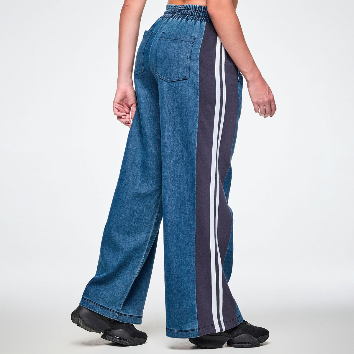 Jeansowe spodnie z szerokimi nogawkami i lampasami – widok z tyłu | Zumba Wear