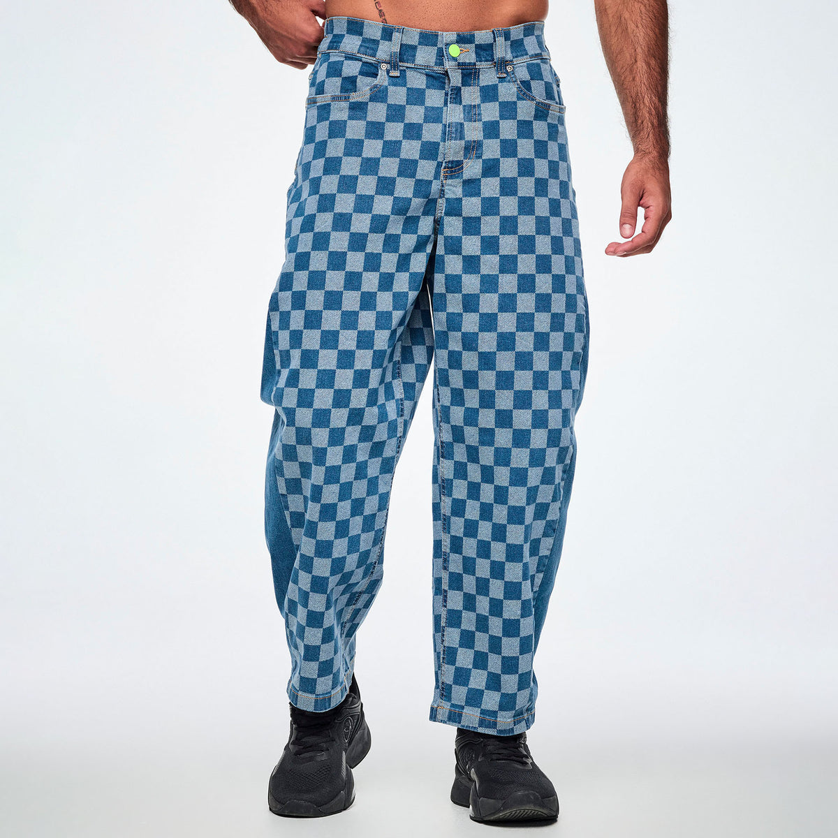 Jeansowe spodnie barrel w szachownicę – widok z przodu na modelu | Zumba Wear