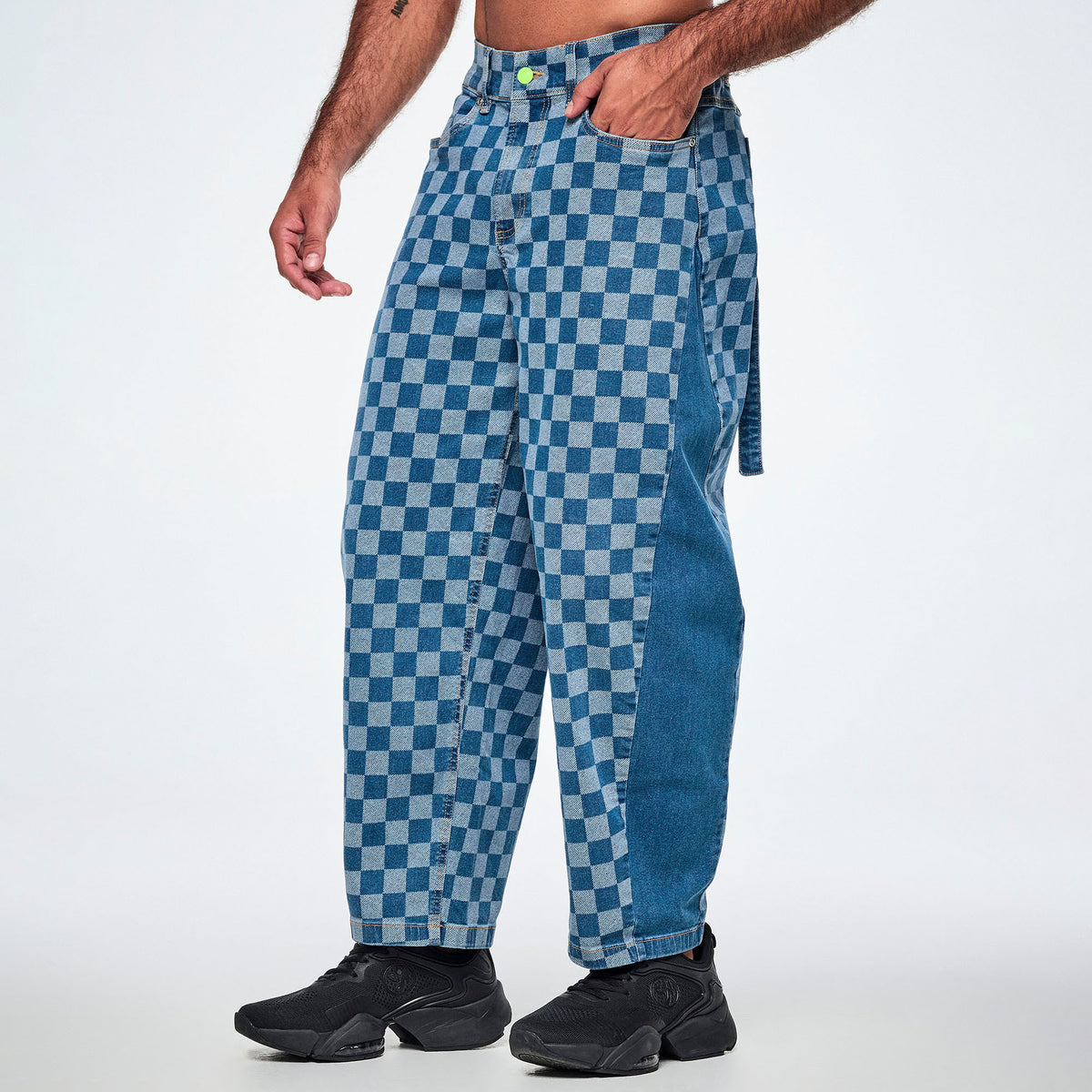 Jeansowe spodnie barrel w szachownicę – widok z boku na modelu | Zumba Wear