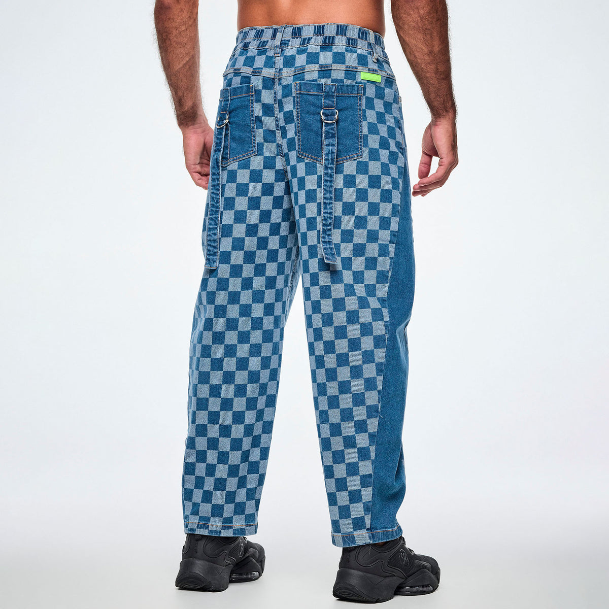 Jeansowe spodnie barrel w szachownicę – widok z tyłu na modelu | Zumba Wear