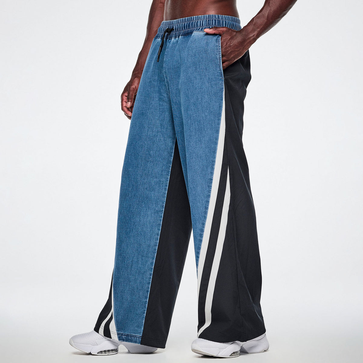 Jeansowo-czarne szerokie spodnie z lampasami – widok z boku na modelu | Zumba Wear