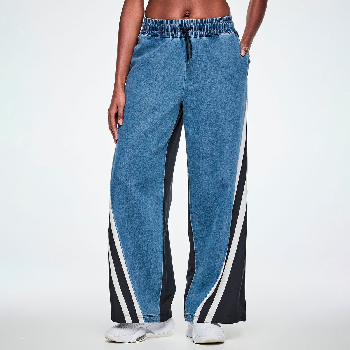 Jeansowo-czarne szerokie spodnie z lampasami – widok z przodu | Zumba Wear