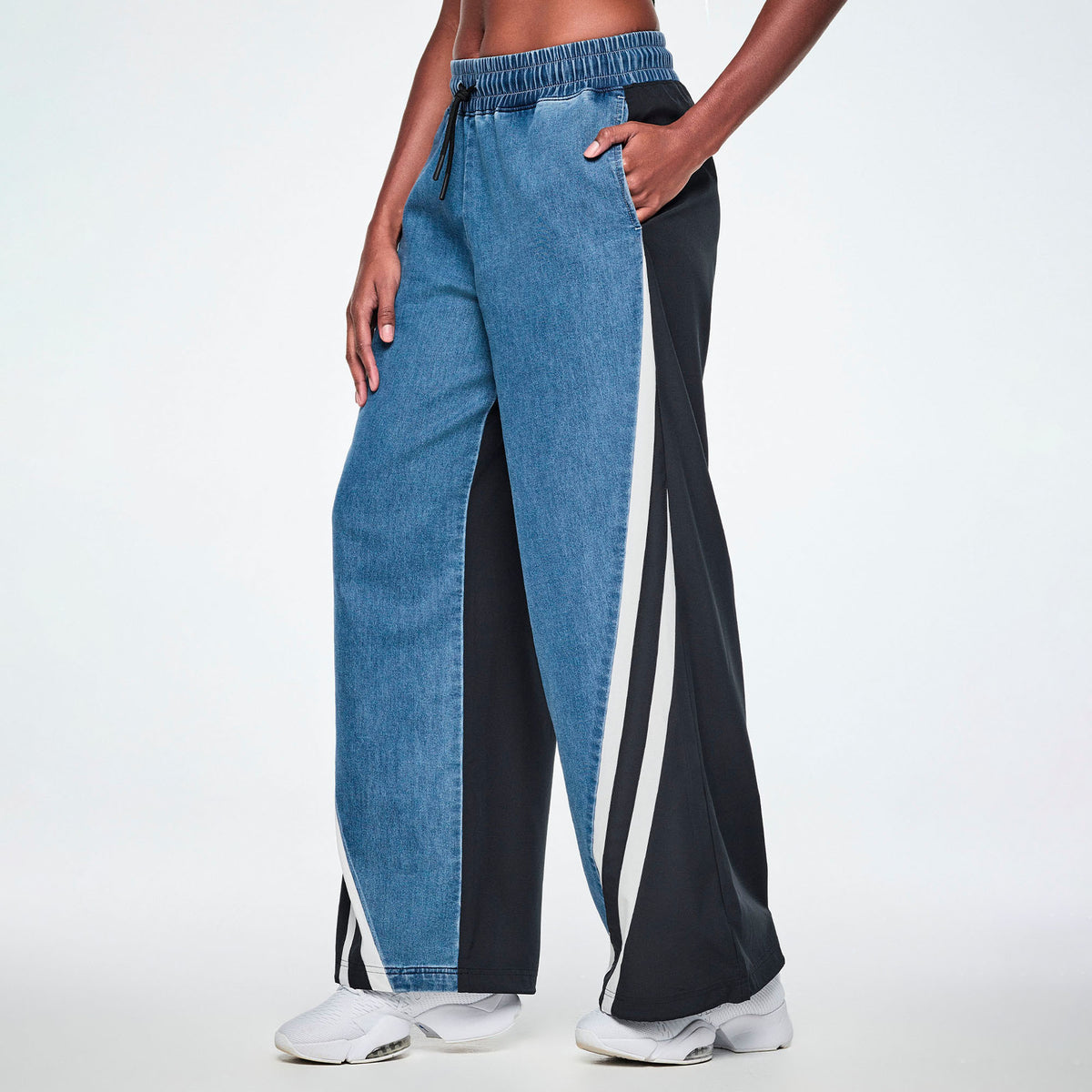 Jeansowo-czarne szerokie spodnie z lampasami – widok z boku | Zumba Wear