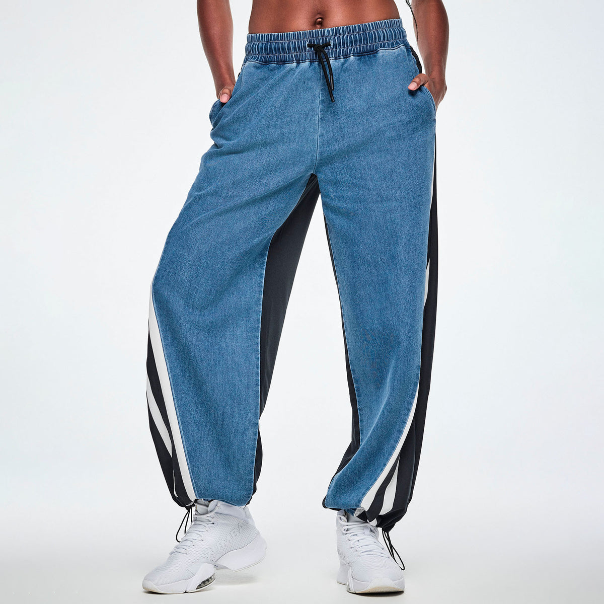 Jeansowo-czarne szerokie spodnie z lampasami – nogawki ściągnięte | Zumba Wear