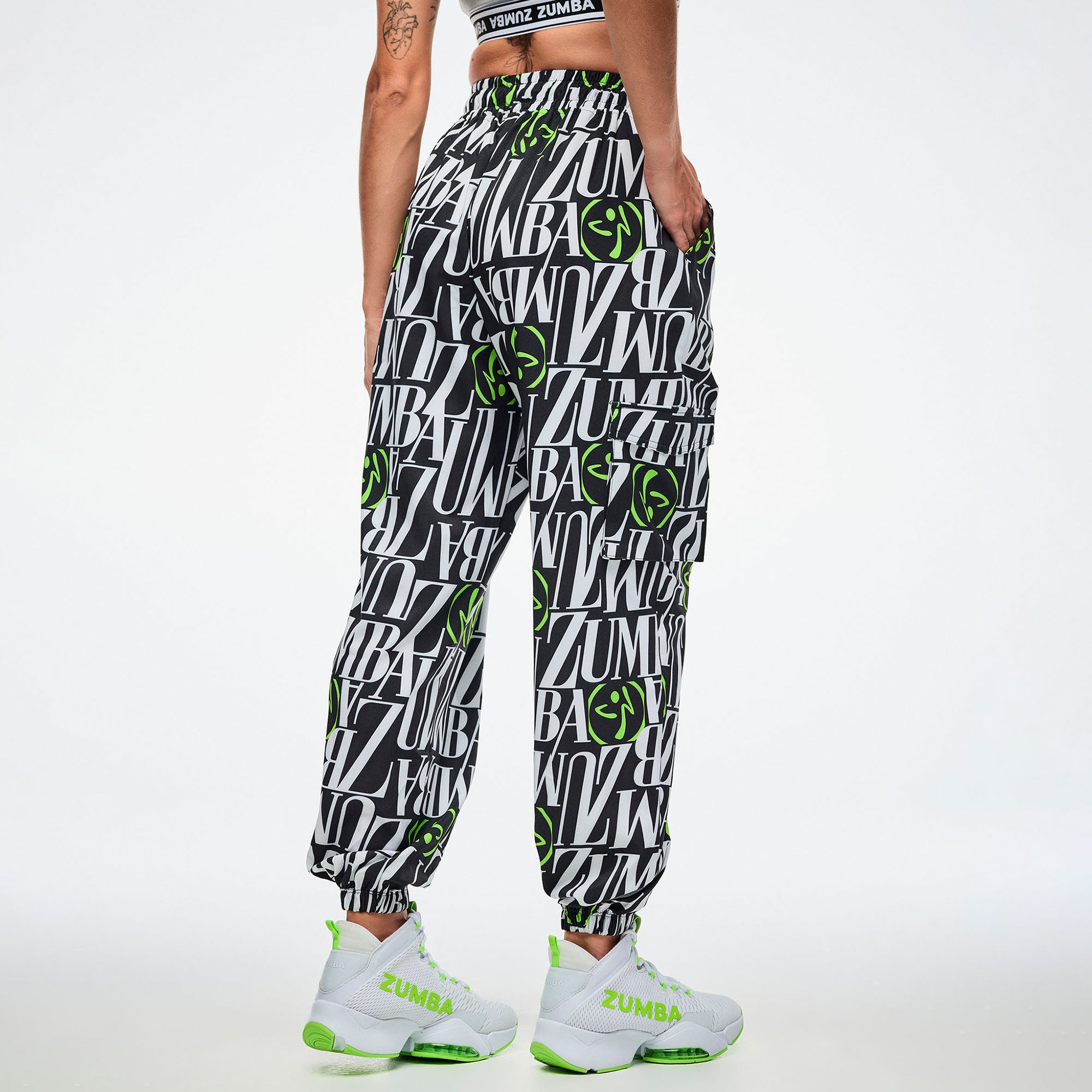 Czarno-białe spodnie z nadrukiem