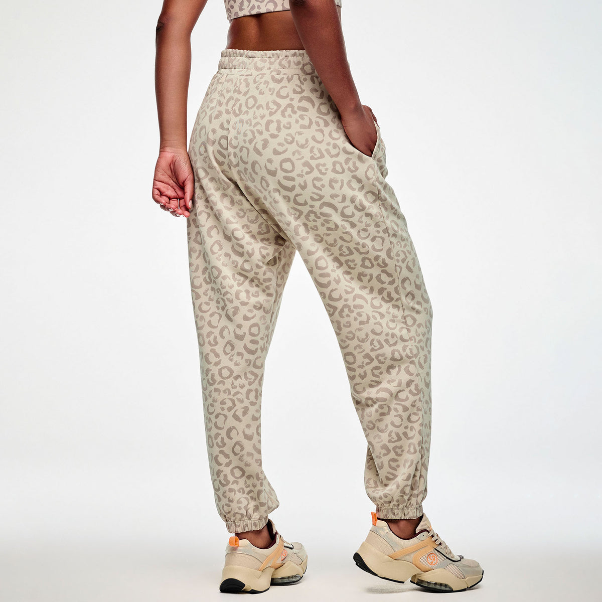 Beżowe spodnie z modalu w panterkę — Zumba Wear FW26 Modal