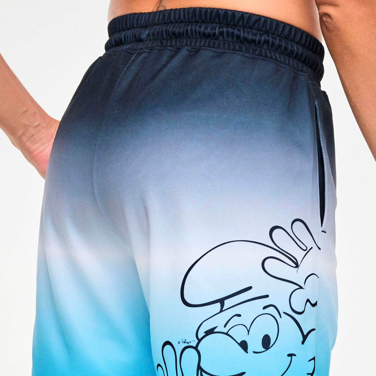 Niebieskie szorty z siateczki z cieniowaniem i Smerfem – detal pasa i nadruku Smerfa | Zumba Wear