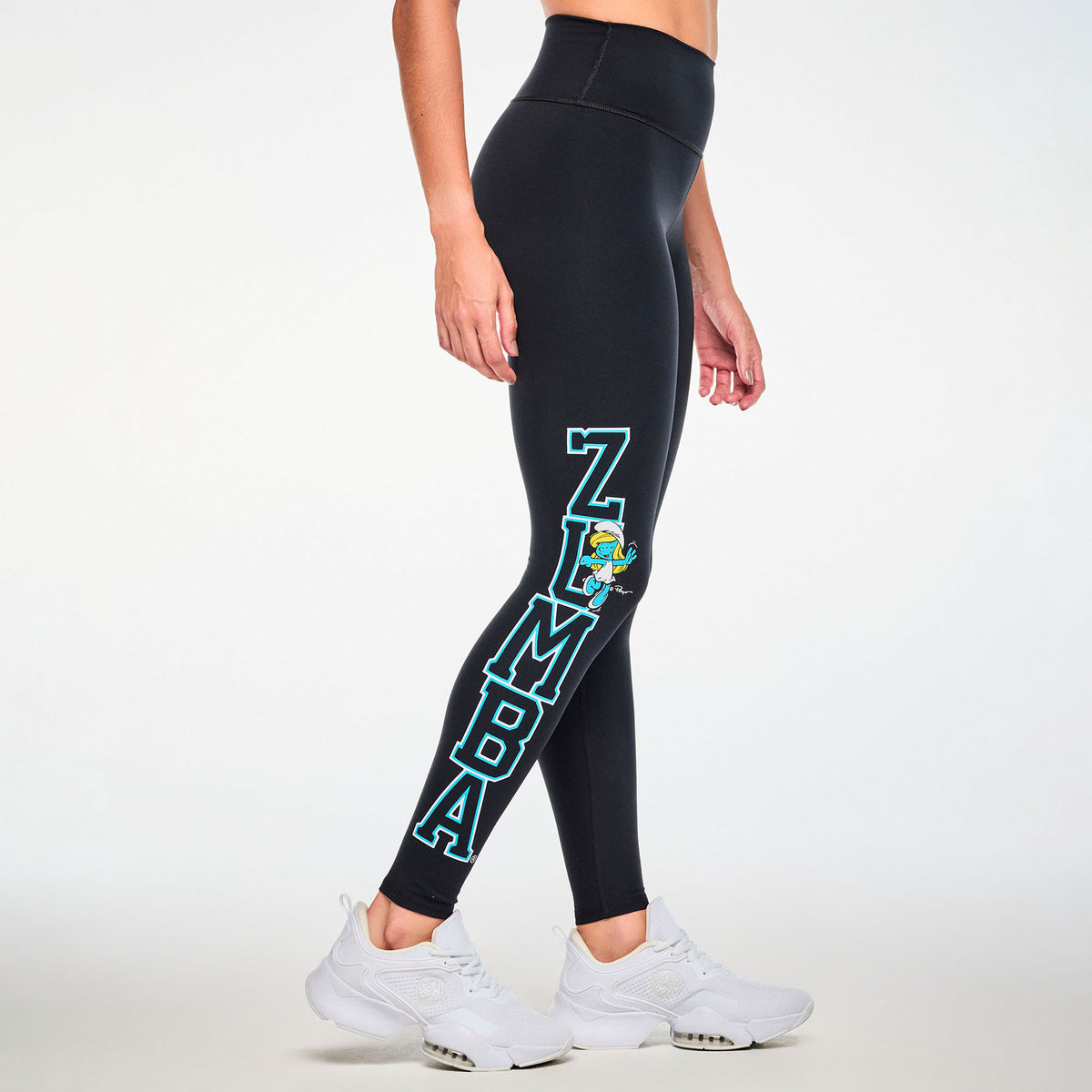Czarne legginsy z wysokim stanem i napisem ZUMBA – widok z boku z napisem ZUMBA i Smerfem | Zumba Wear