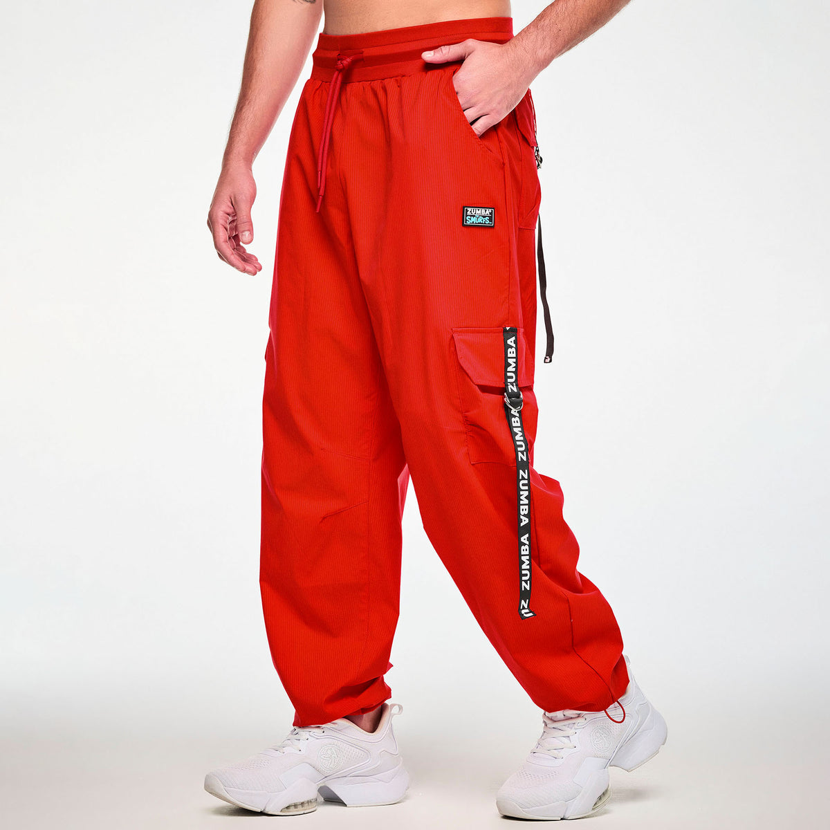 Czerwone spodnie cargo z taśmami ZUMBA – widok z boku na modelu | Zumba Wear
