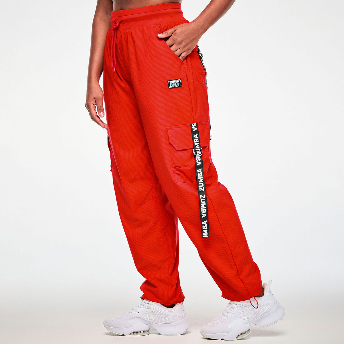Czerwone spodnie cargo z taśmami ZUMBA – widok z przodu na modelce | Zumba Wear