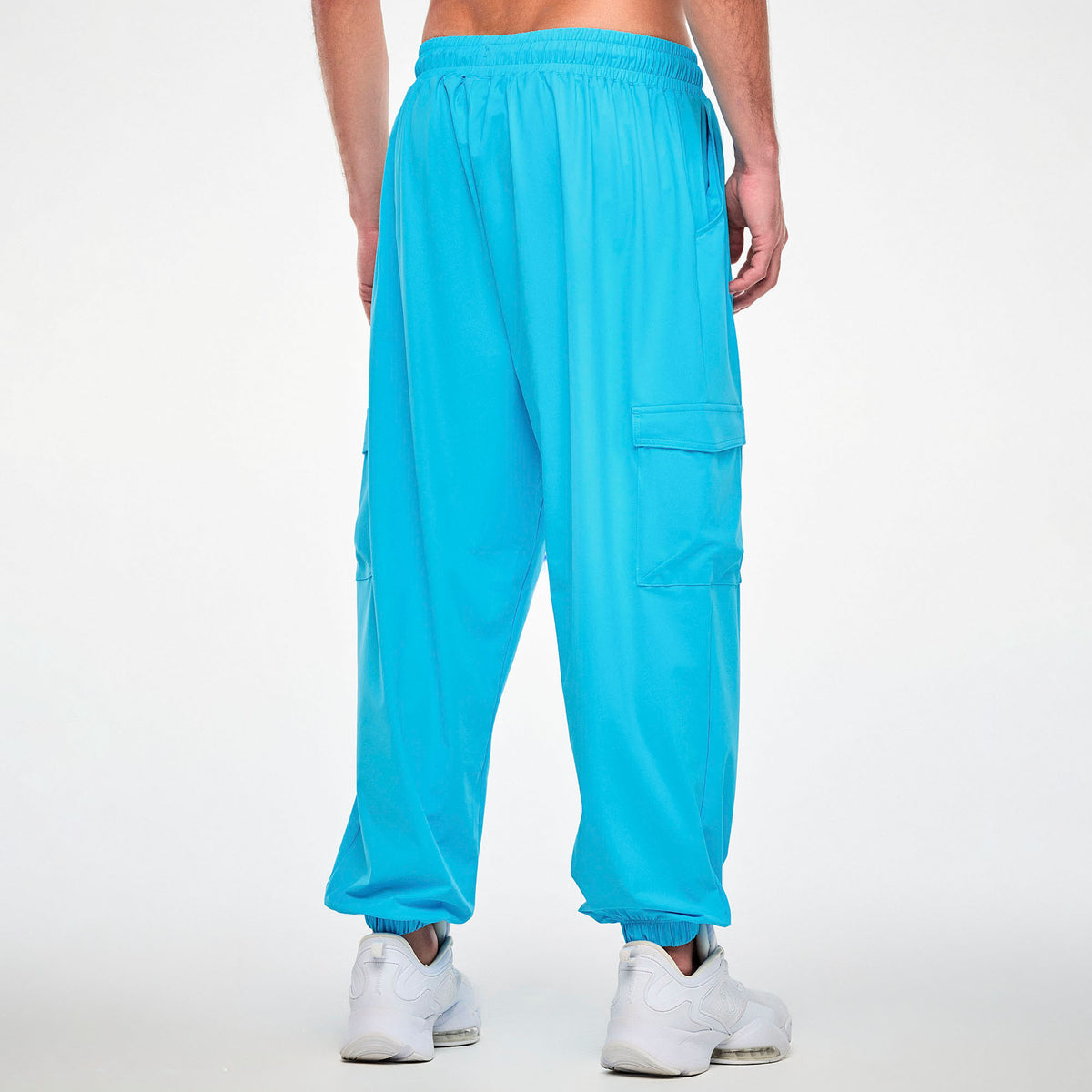 Turkusowe spodnie cargo baggy – widok z tyłu na modelu | Zumba Wear