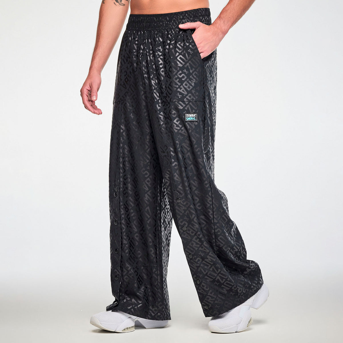 Czarne spodnie z szerokimi nogawkami i zatrzaskami – widok z boku na modelu | Zumba Wear