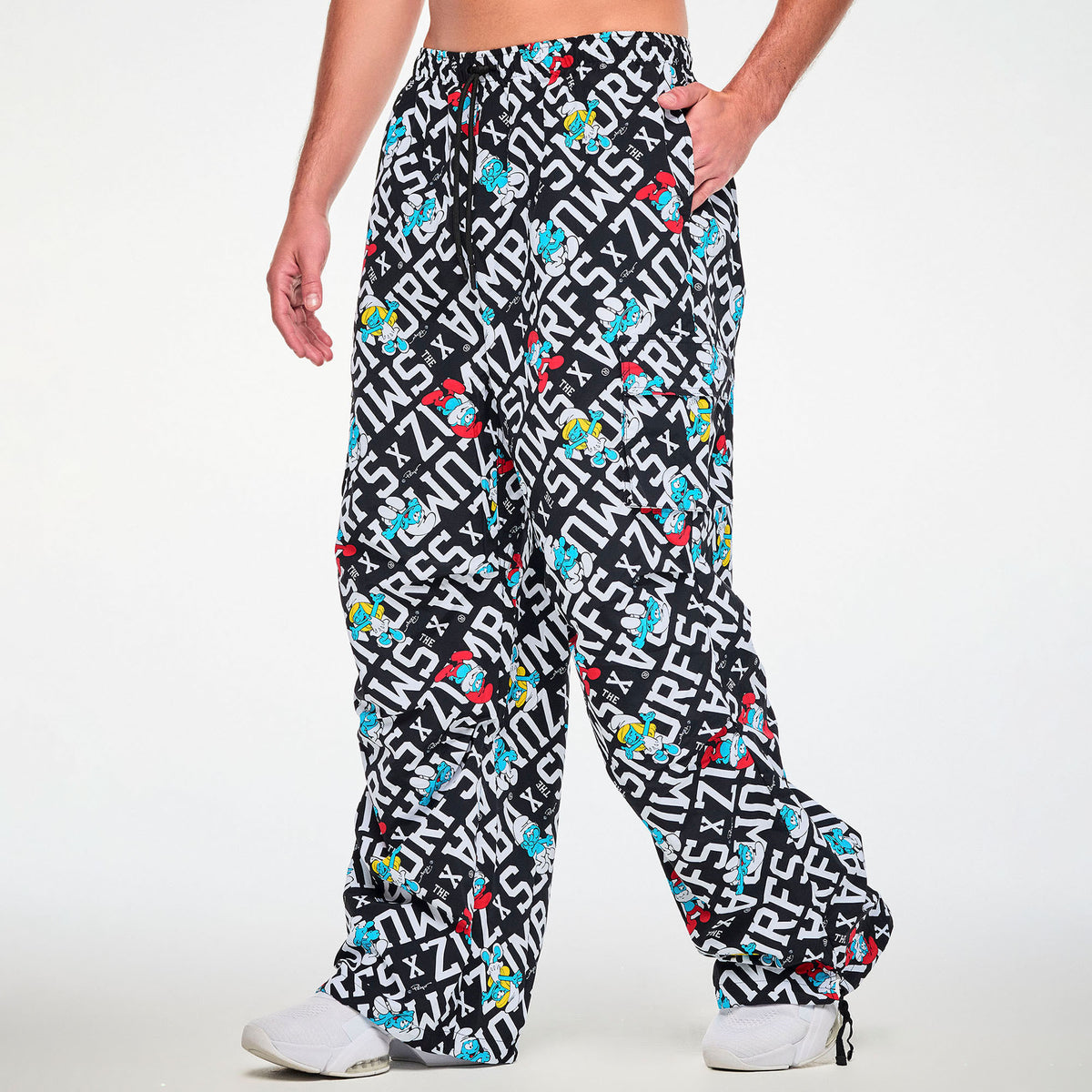 Czarno-białe spodnie cargo oversize ze Smerfami – widok z boku na modelu | Zumba Wear