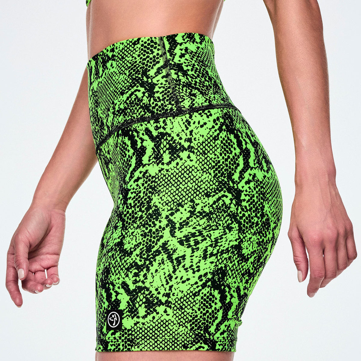 Zielone kolarki z wysokim stanem w wężowy wzór – widok z boku | Zumba Wear