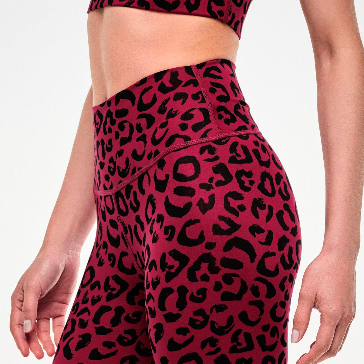 Bordowe kolarki z wysokim stanem w panterkę — Zumba Wear FW26 Modal