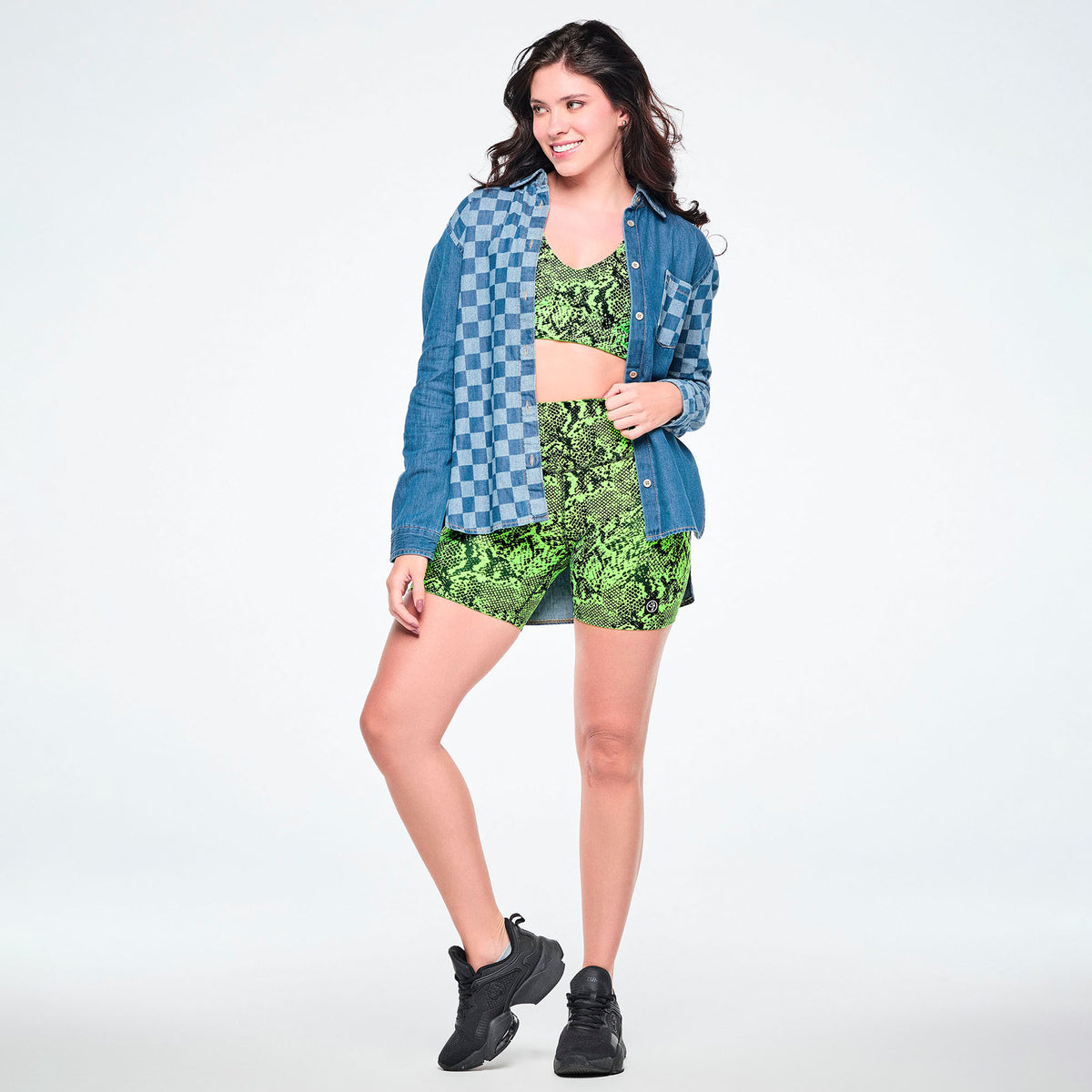 Jeansowa koszula w szachownicę – sylwetka modelki | Zumba Wear