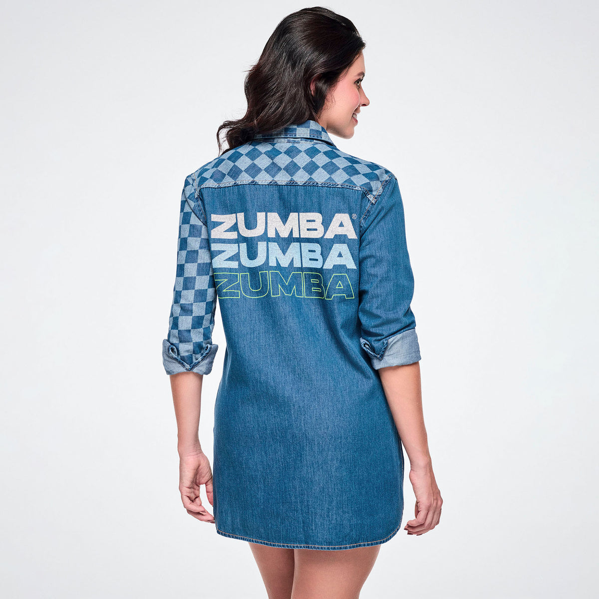 Jeansowa koszula w szachownicę – tył z napisem ZUMBA na modelce | Zumba Wear