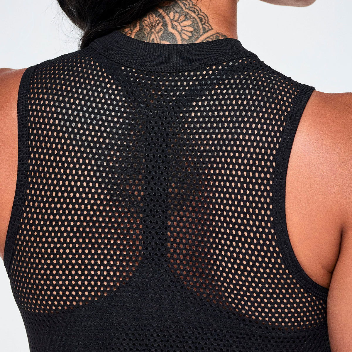 Czarny stanik sportowy z podwójną siateczką – detal pleców racerback | Zumba Wear