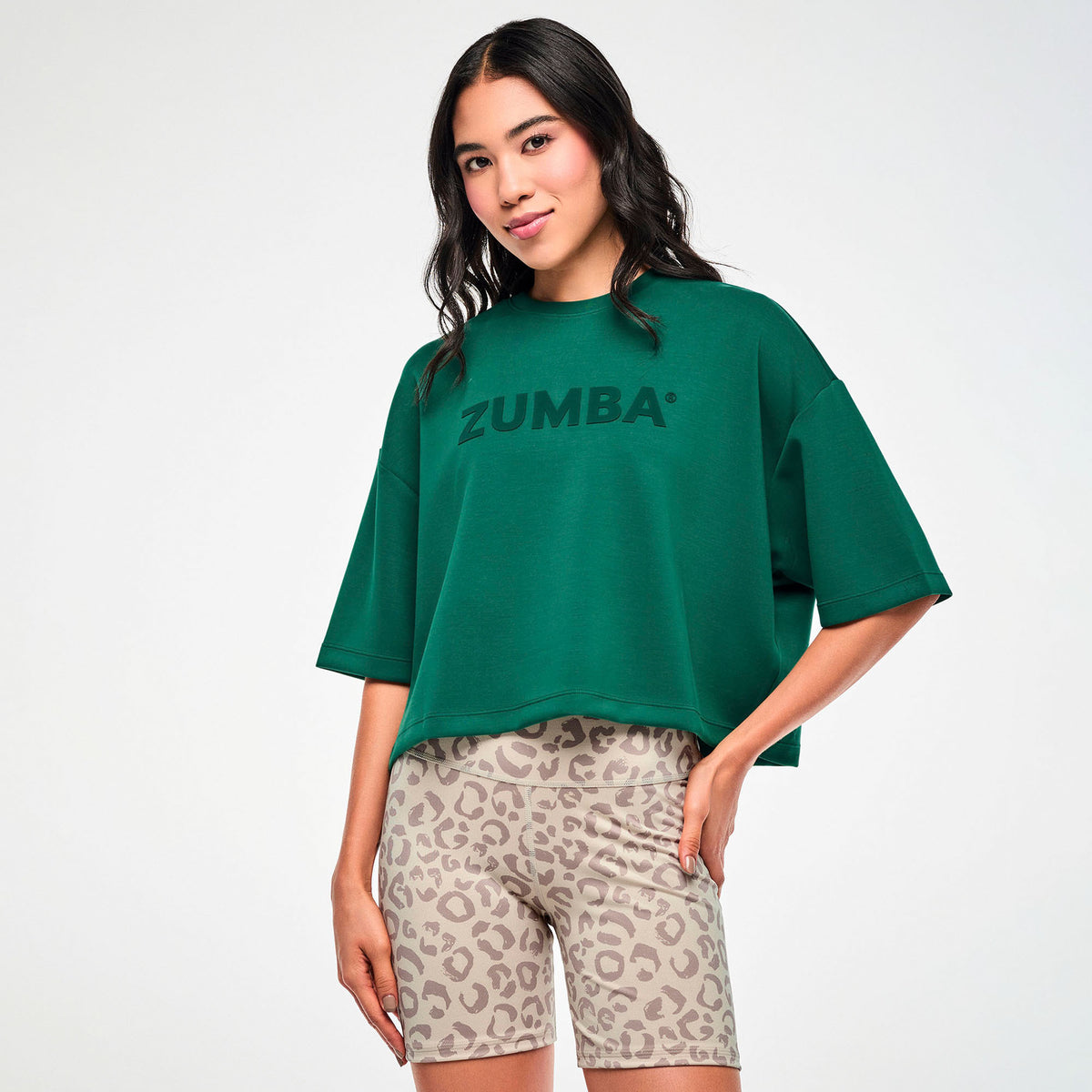 Zielona koszulka z obniżoną linią ramion — Zumba Wear FW26 Modal