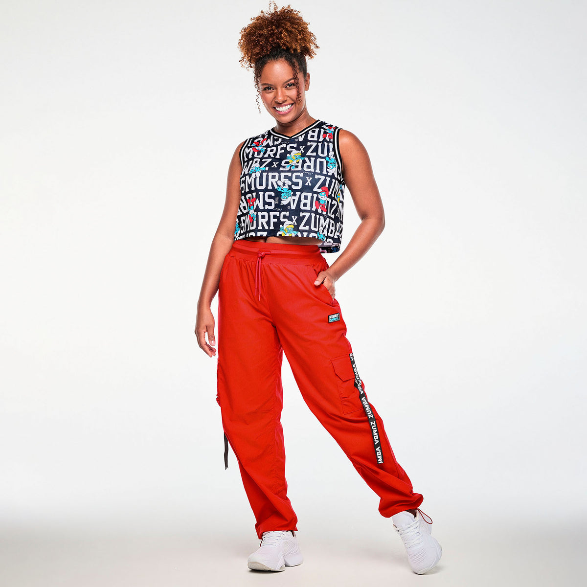 Czarny crop top bez rękawów ze Smerfami – sylwetka modelki | Zumba Wear