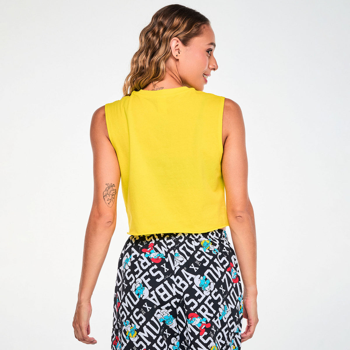 Żółty crop top bez rękawów ze Smerfami – widok z tyłu | Zumba Wear