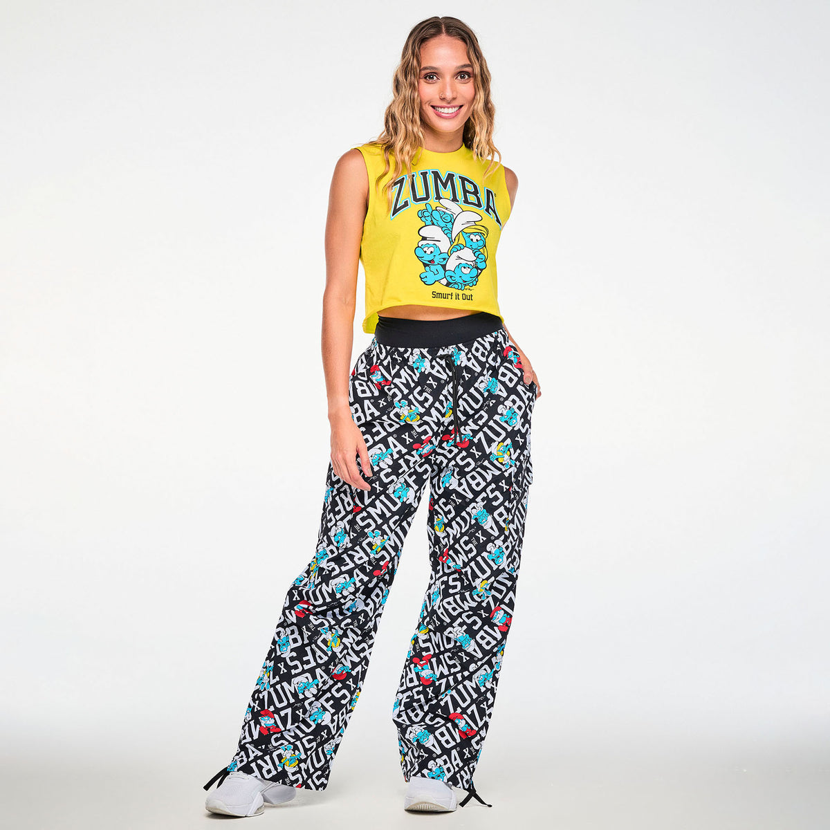 Żółty crop top bez rękawów ze Smerfami – sylwetka modelki | Zumba Wear