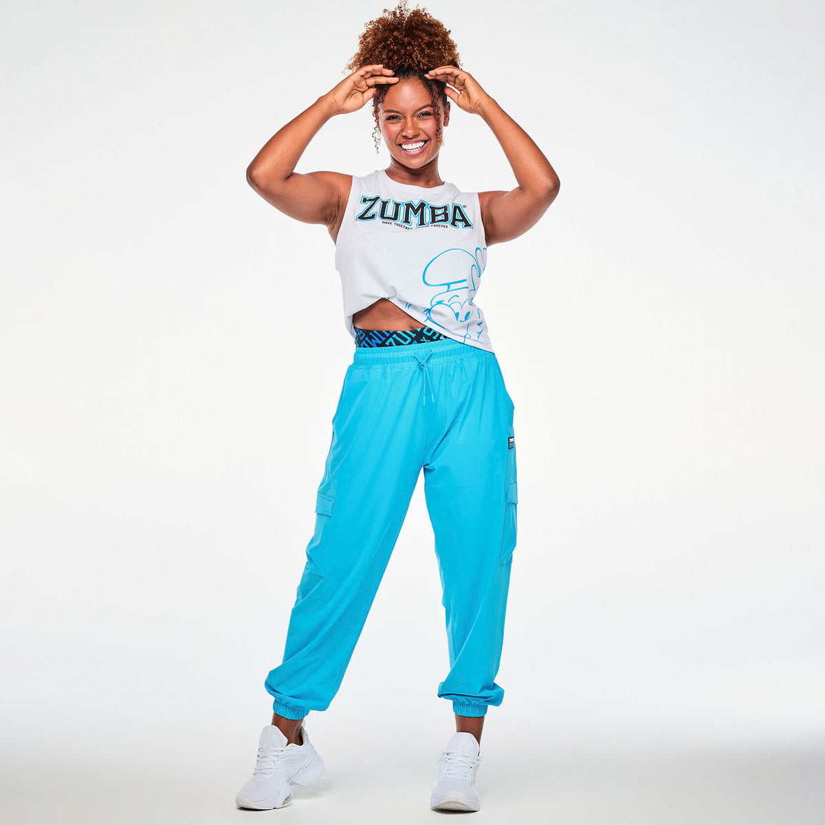 Biała koszulka bez rękawów ze Smerfem – stylizacja ze spodniami cargo | Zumba Wear